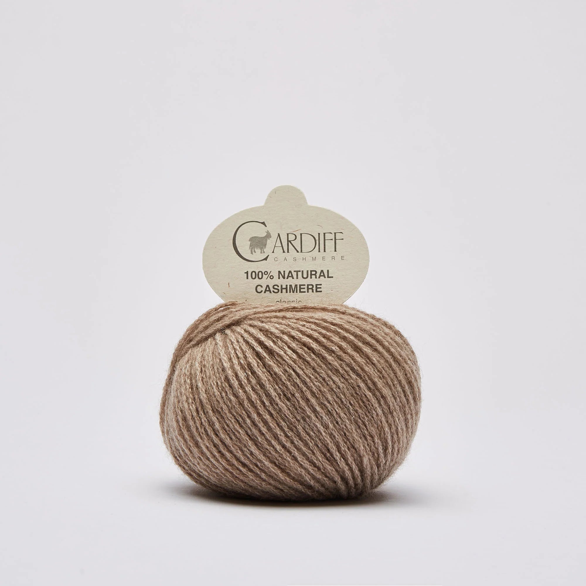Cashmere Classic fra Cardiff Cashmere i beige. Lækkert og blødt garn i 100% cashmere.