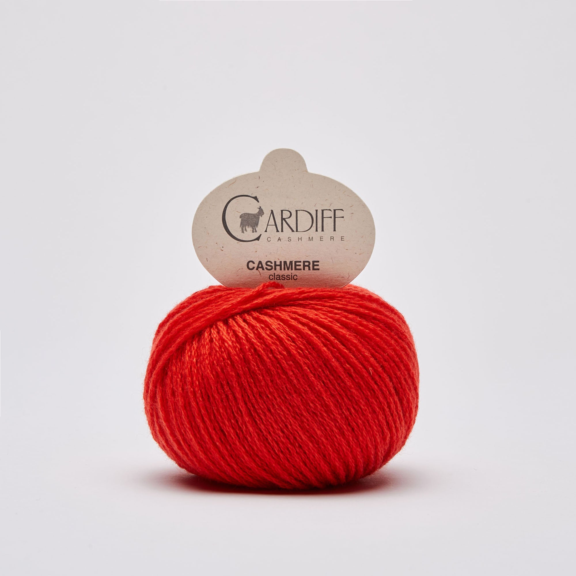 Cashmere Classic fra Cardiff Cashmere i klar rød. Lækkert og blødt garn i 100% cashmere.