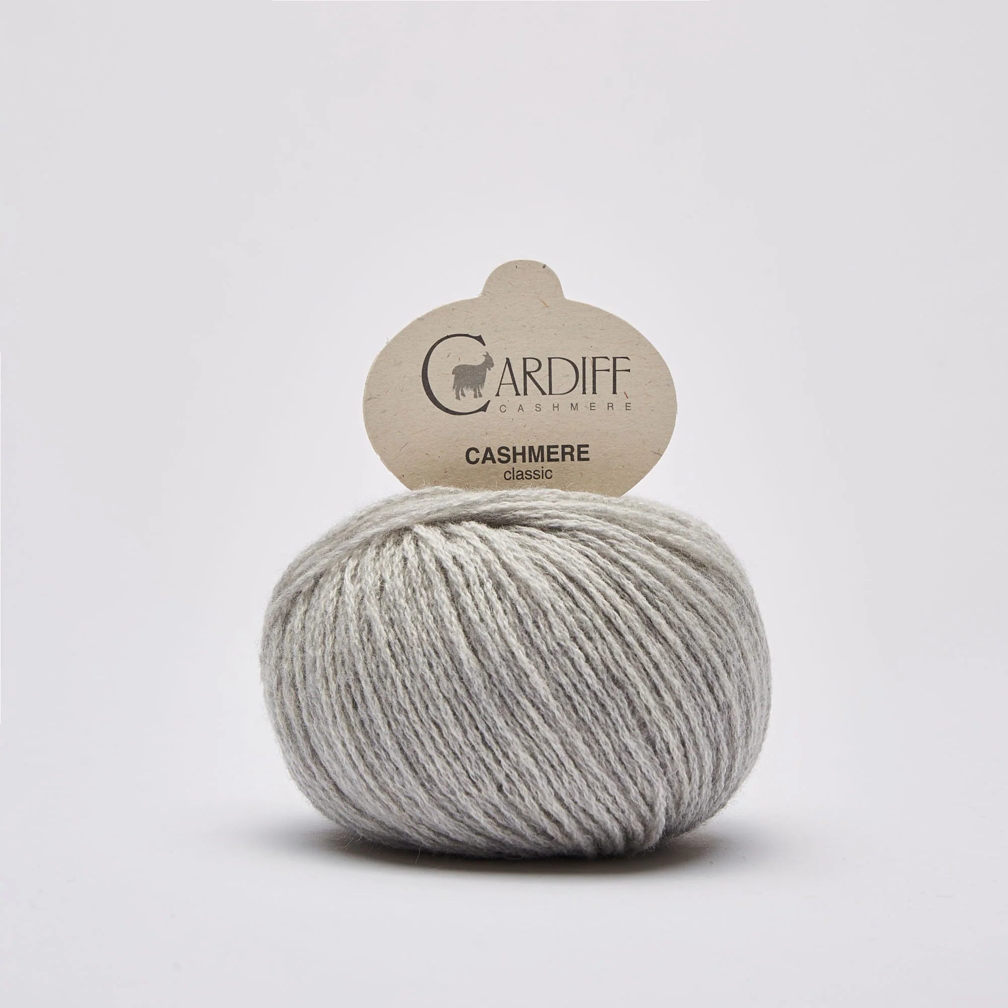 Cashmere Classic fra Cardiff Cashmere i lys grå meleret. Lækkert og blødt garn i 100% cashmere.