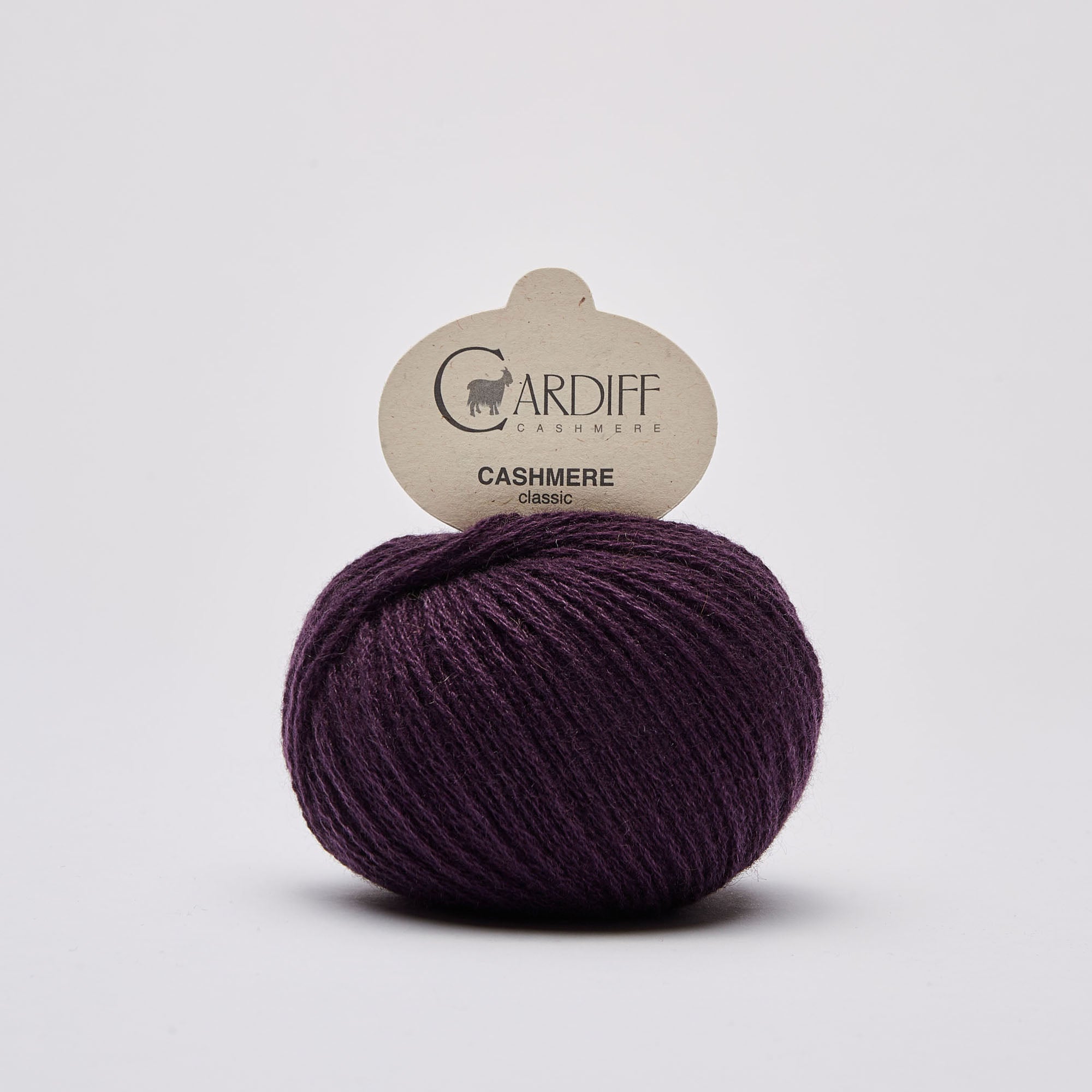 Cashmere Classic fra Cardiff Cashmere i aubergine lilla. Lækkert og blødt garn i 100% cashmere.