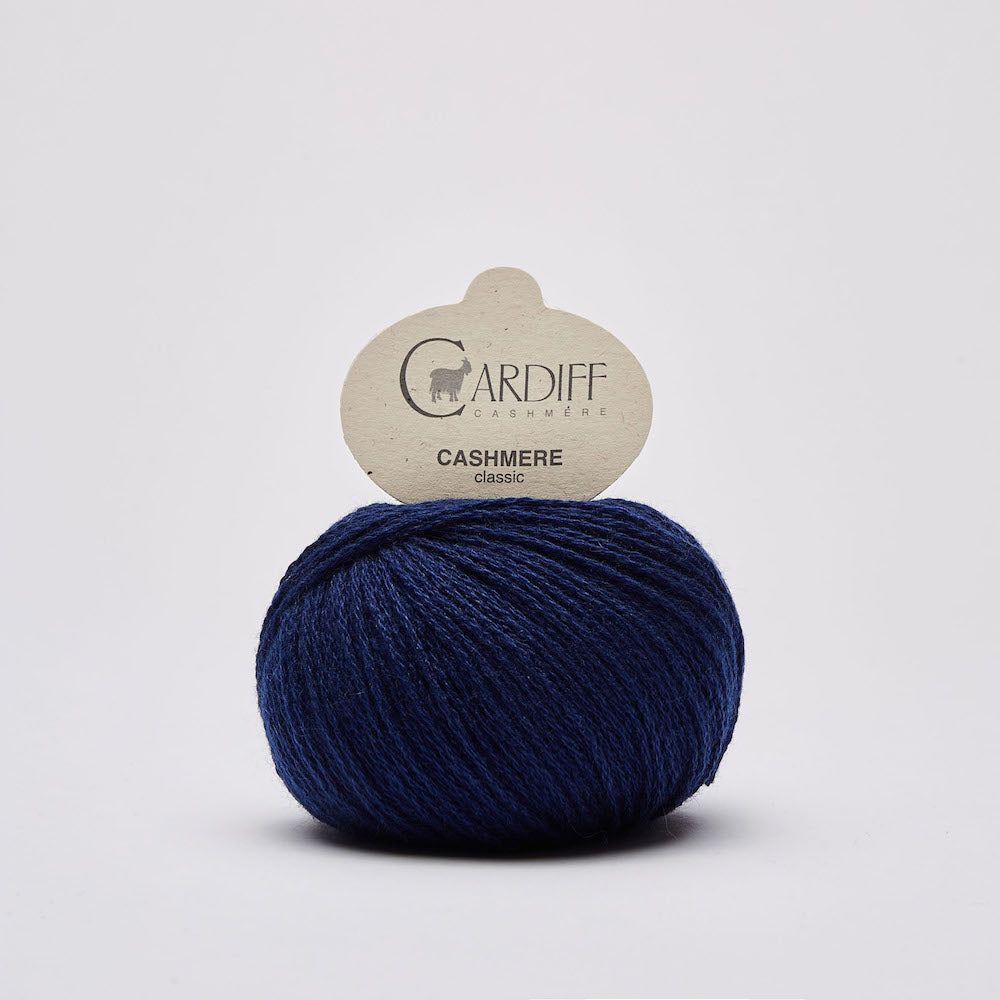 Cashmere Classic fra Cardiff Cashmere i mellemblå. Lækkert og blødt garn i 100% cashmere.