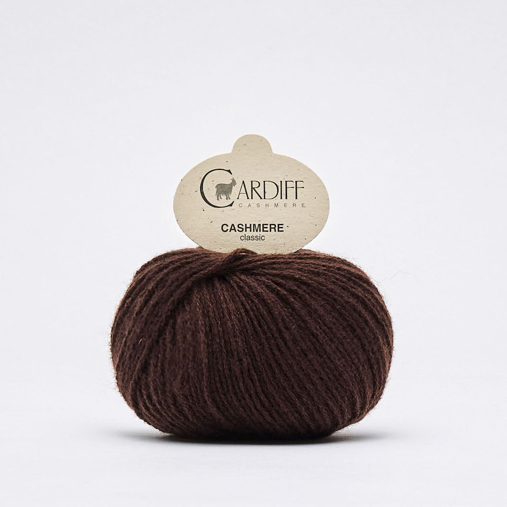 Cashmere Classic fra Cardiff Cashmere i mørkebrun. Lækkert og blødt garn i 100% cashmere.