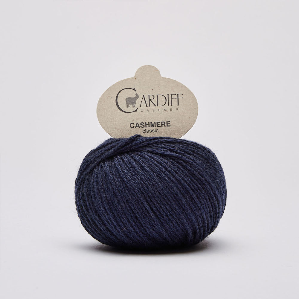 Cashmere Classic fra Cardiff Cashmere i marineblå. Lækkert og blødt garn i 100% cashmere.