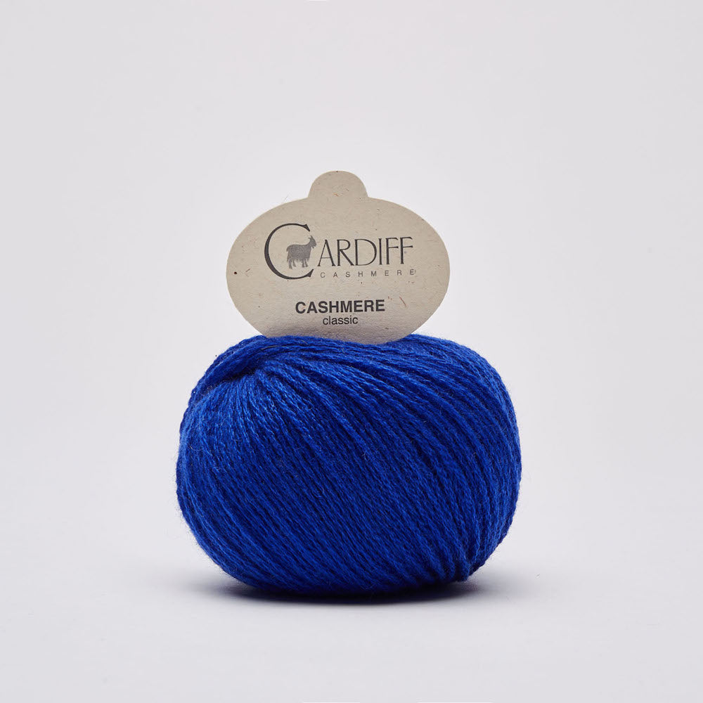 Cashmere Classic fra Cardiff Cashmere i klar blå. Lækkert og blødt garn i 100% cashmere.