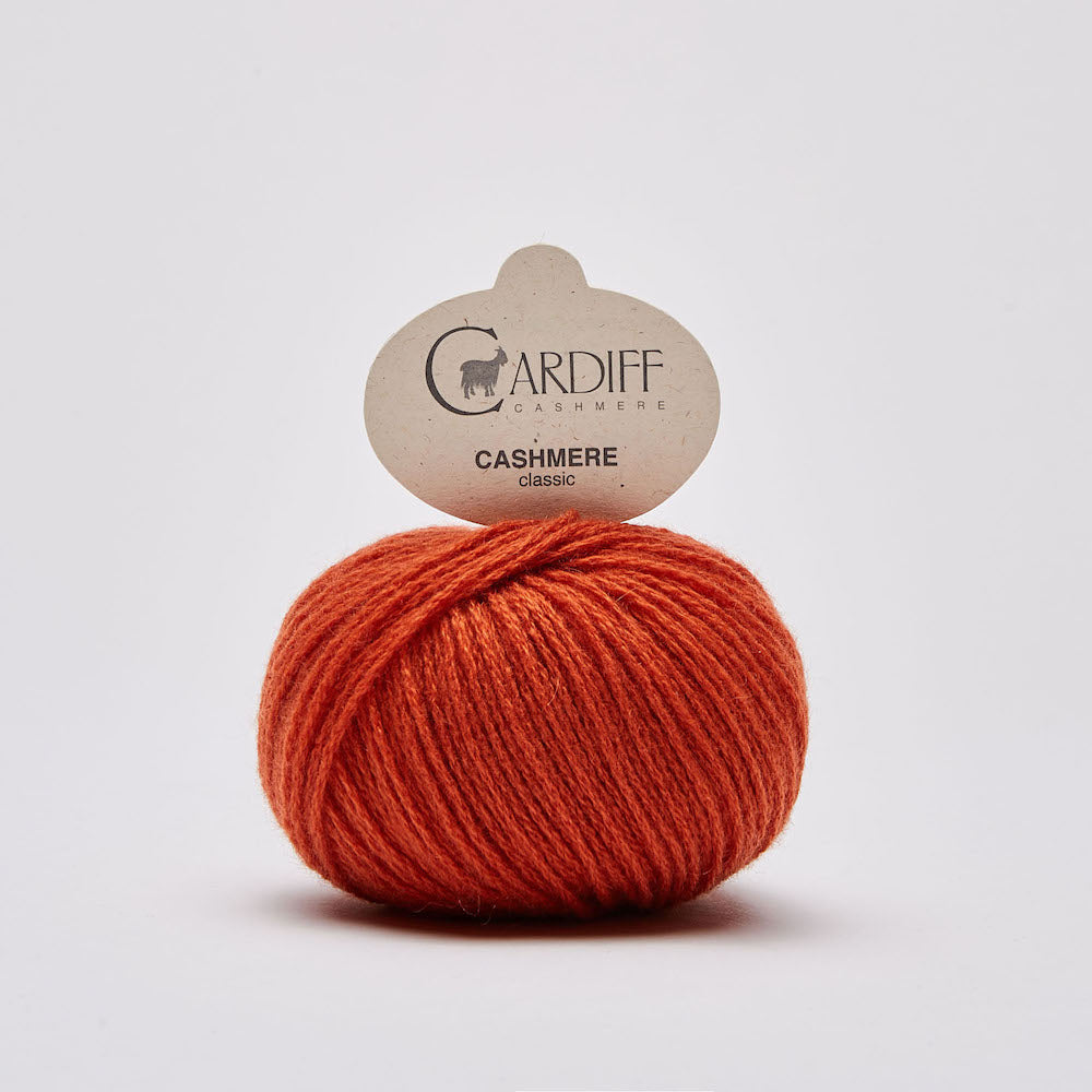 Cashmere Classic fra Cardiff Cashmere i orangerød. Lækkert og blødt garn i 100% cashmere.