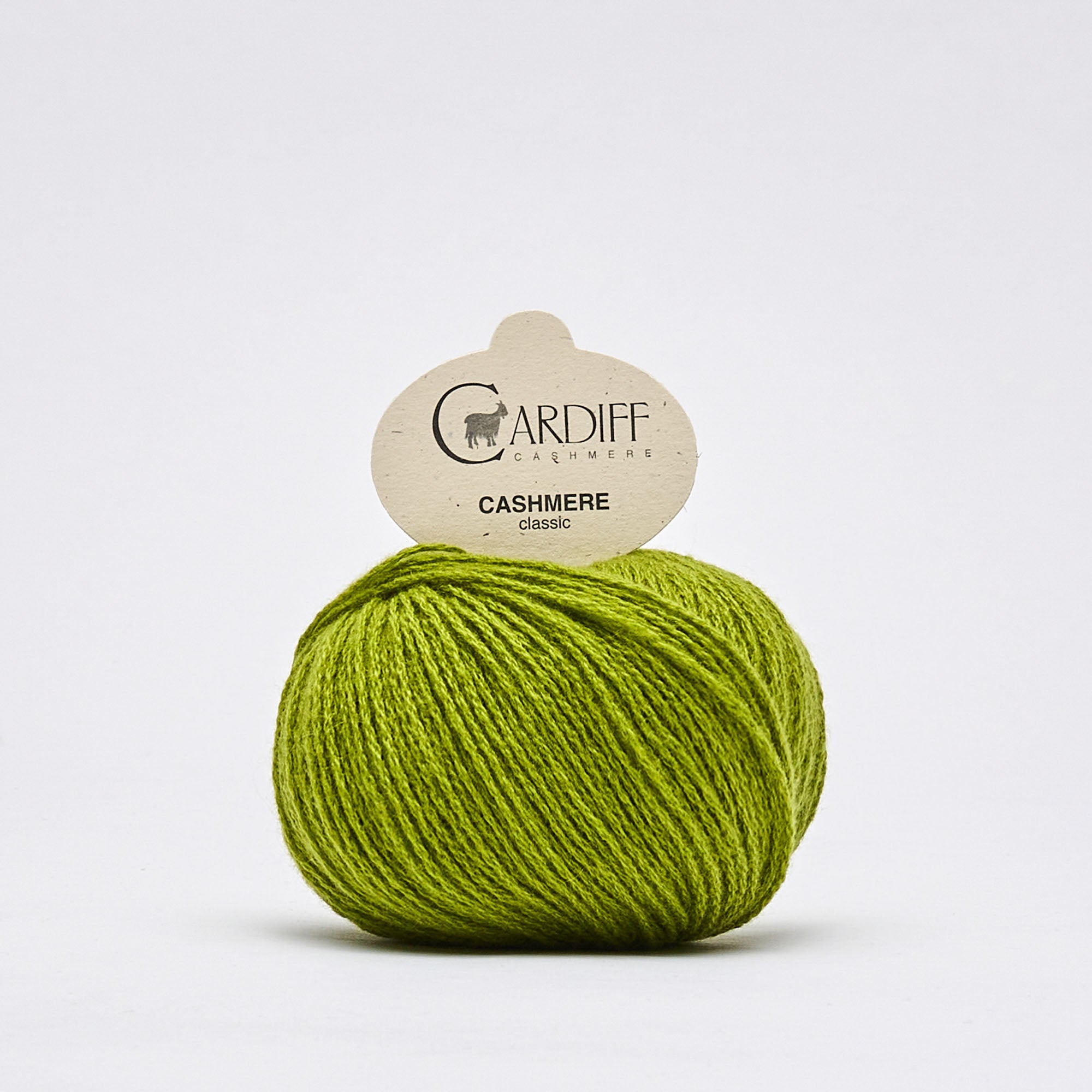 Cashmere Classic fra Cardiff Cashmere i limegrøn. Lækkert og blødt garn i 100% cashmere.