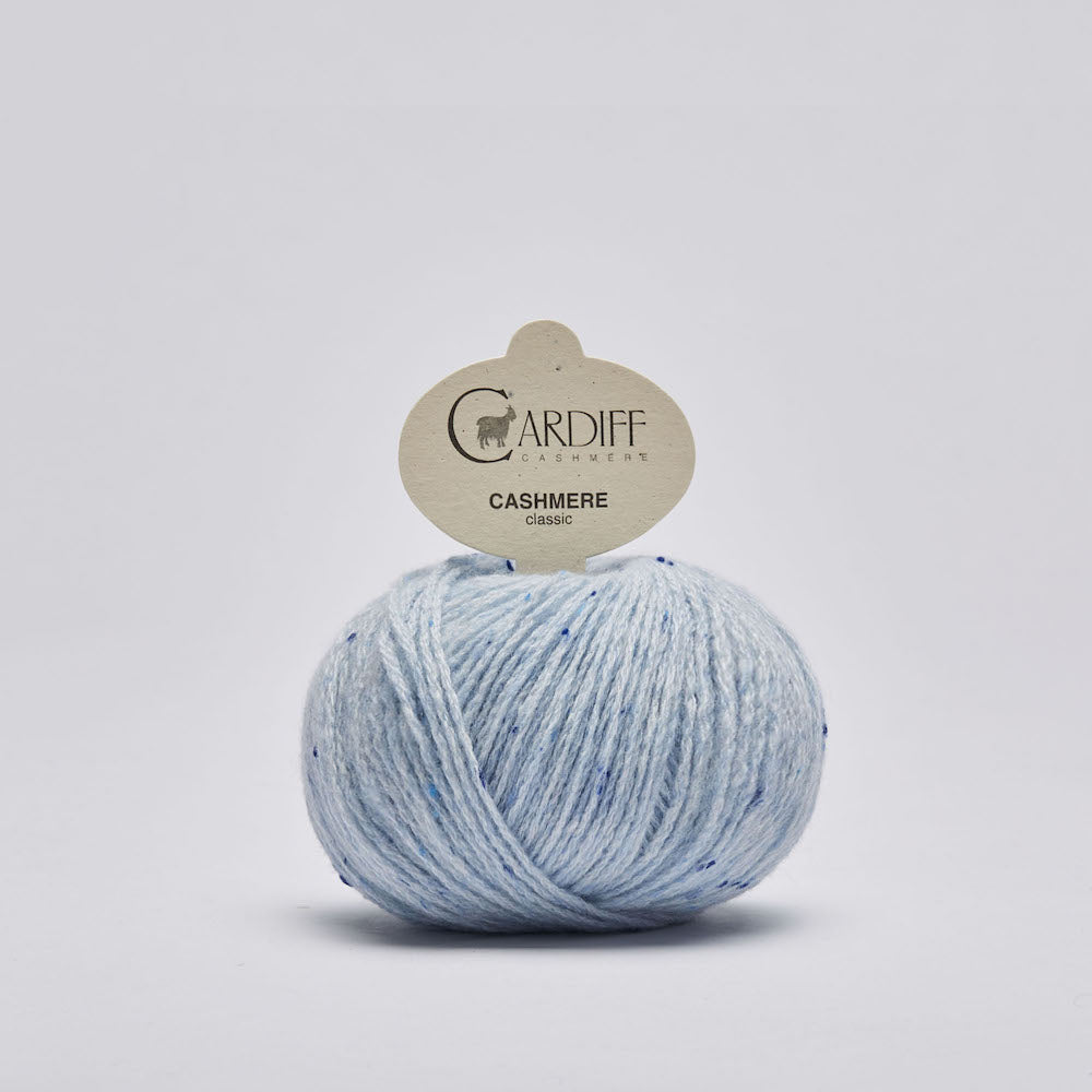 Cashmere Classic fra Cardiff Cashmere i lys blå med tweed nister.