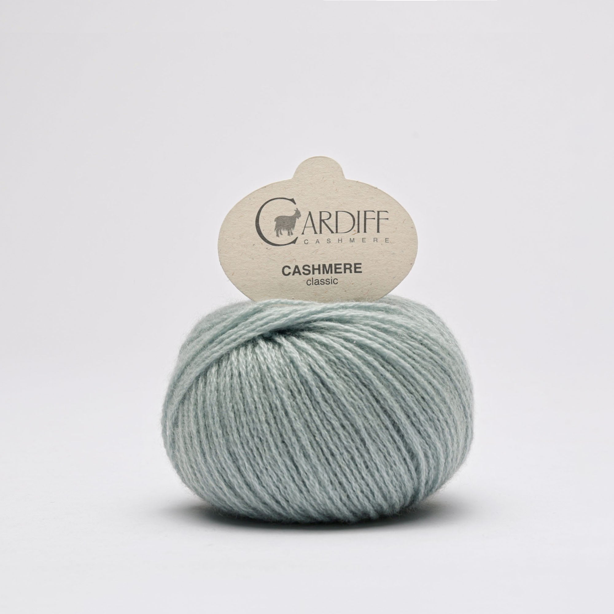 Cashmere Classic fra Cardiff Cashmere i støvet lyseblå. Lækkert og blødt garn i 100% cashmere.