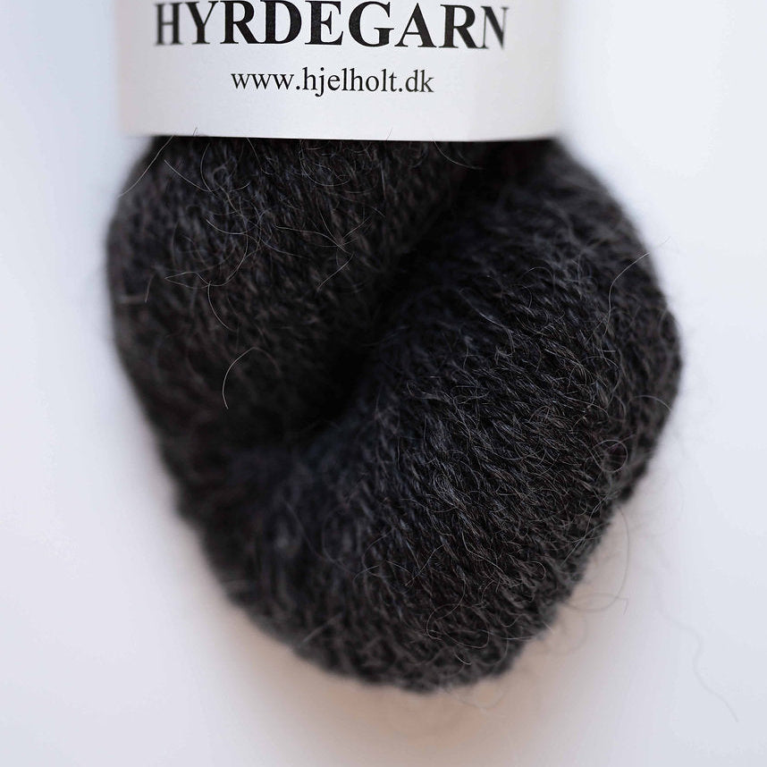 Hjelholt Hyrdegarn i farven 03 Mørk Grå