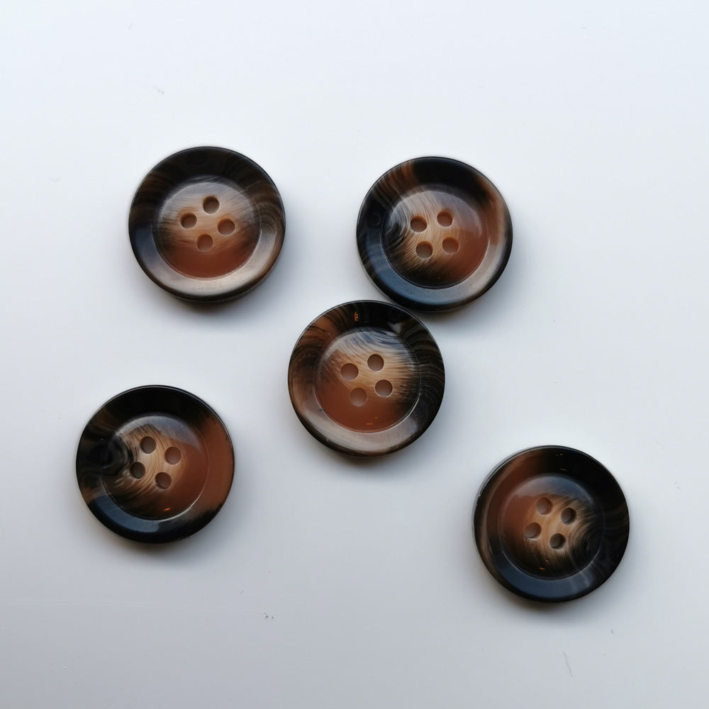 (K110) Mørkebrun plastknap i hornlook - 20 mm