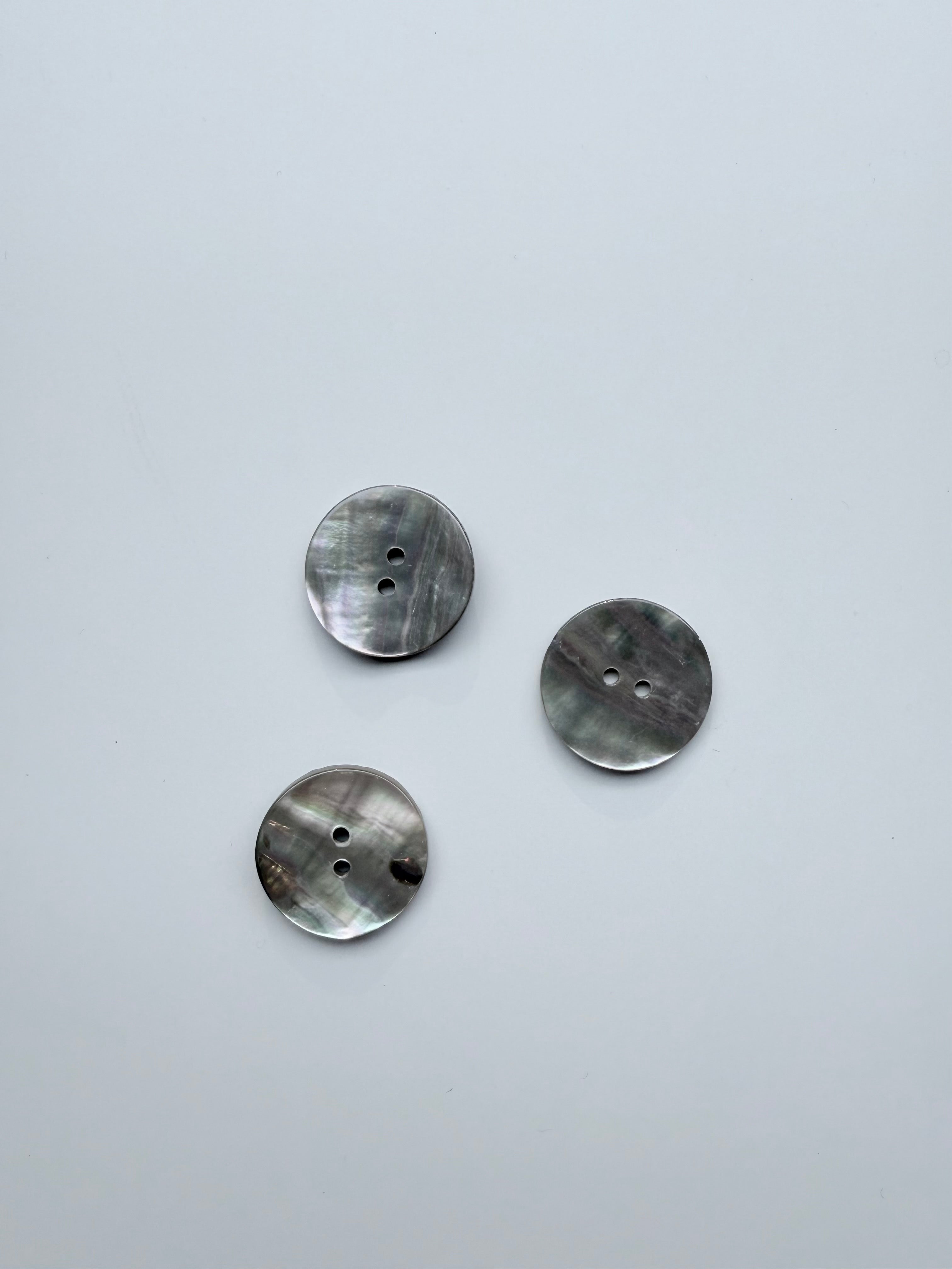 (K205) Lys perlemorsknap - 23 mm.