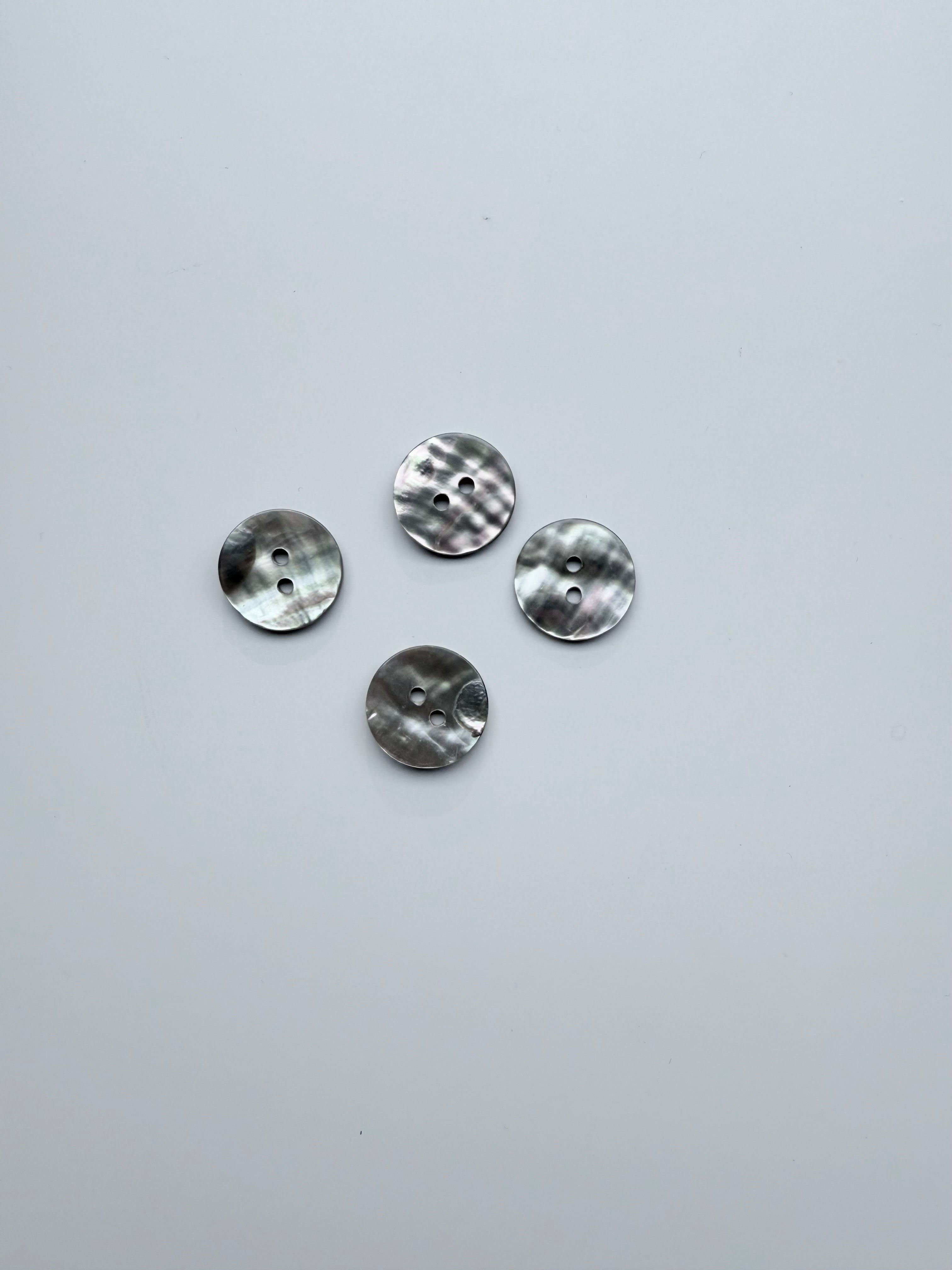 (K206) Lys perlemorsknap - 18 mm.