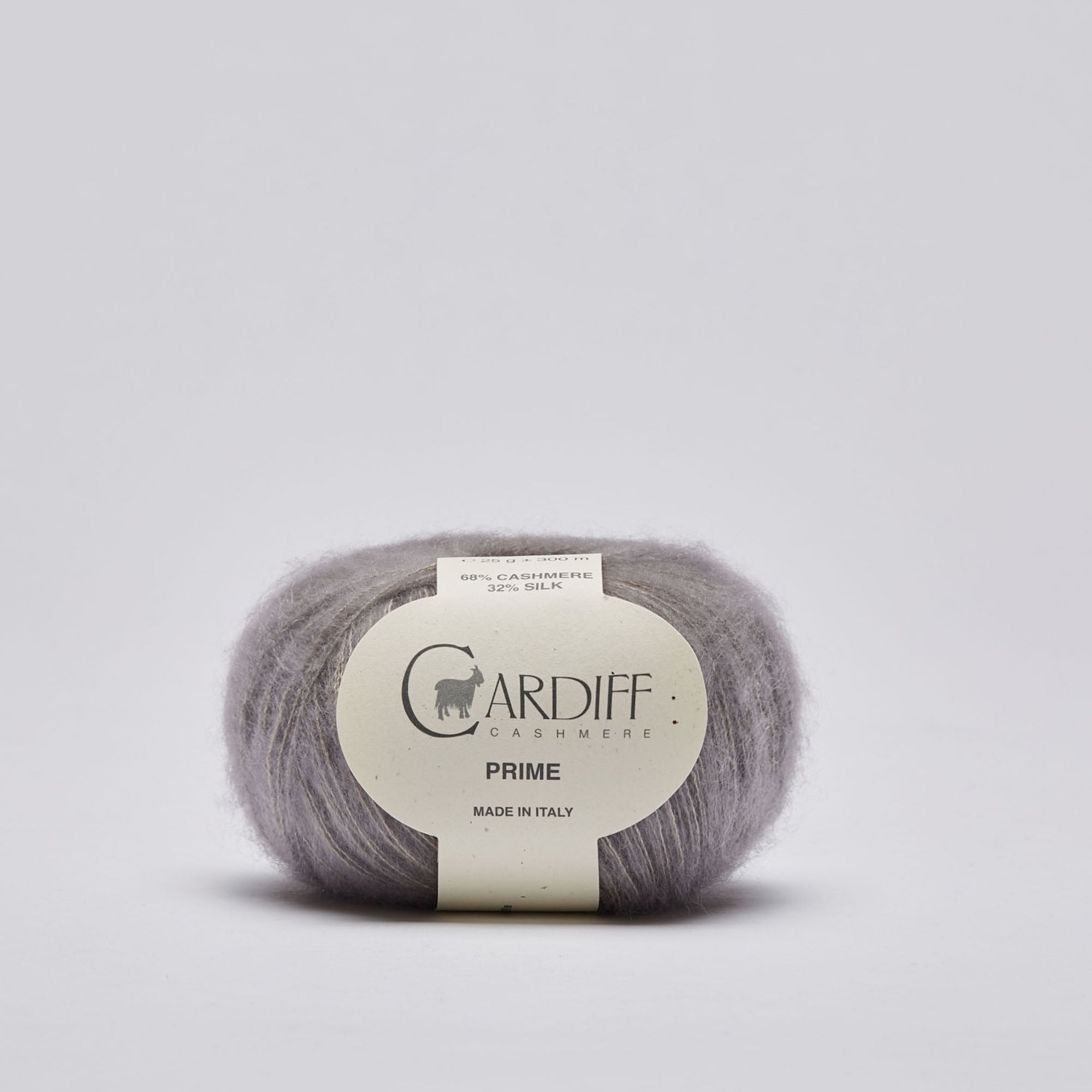 Prime fra Cardiff Cashmere i lys grå. Børstet cashmere og mulberry silke. Et godt alternativ til mohair.