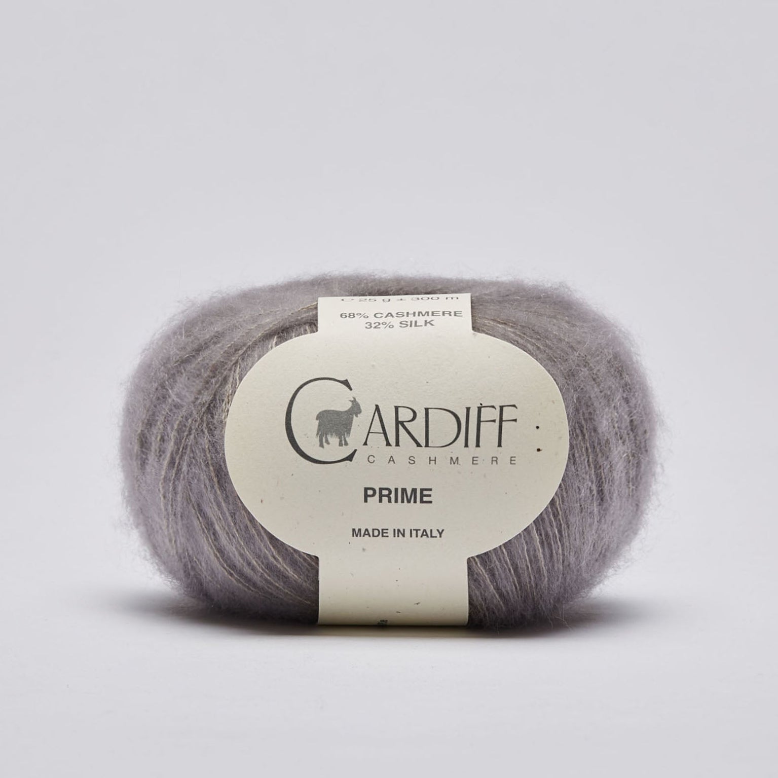 Prime fra Cardiff Cashmere i lys grå. Børstet cashmere og mulberry silke. Et godt alternativ til mohair.