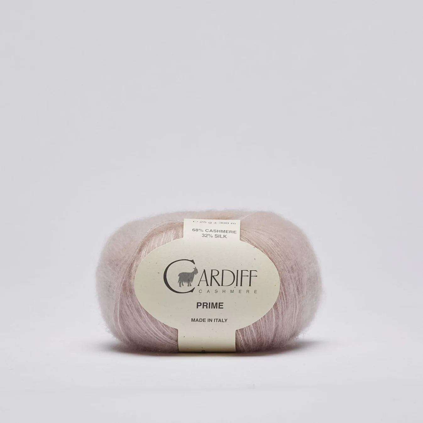 Prime fra Cardiff Cashmere i lys beige. Børstet cashmere og mulberry silke. Et godt alternativ til mohair.