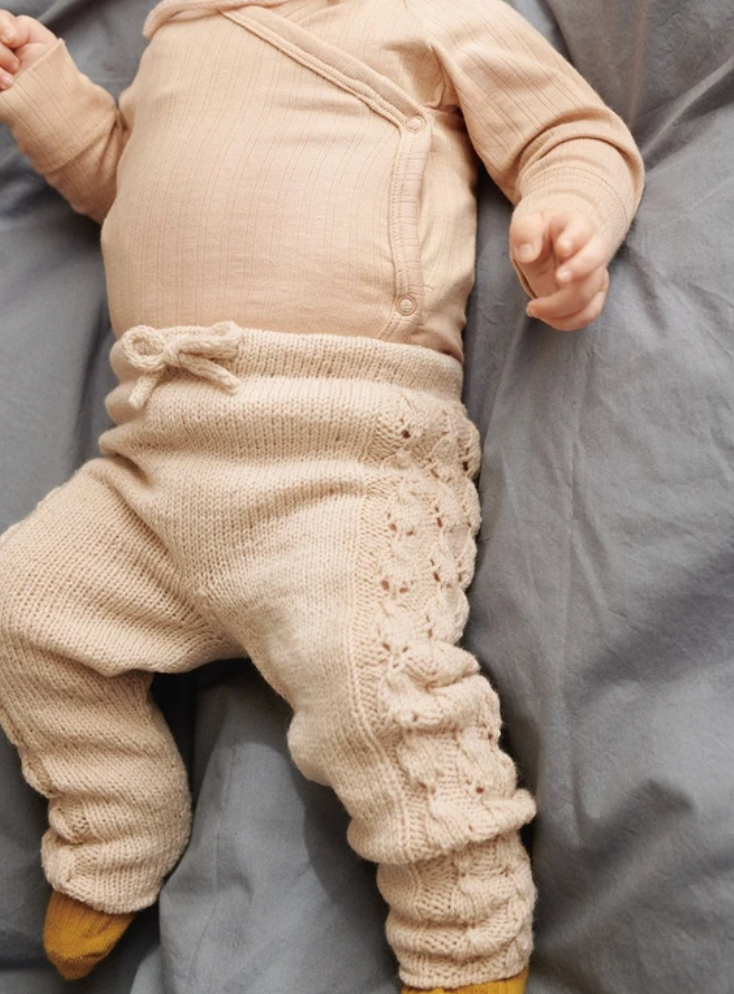 2413 Nr. 2 Lilja Cardigan, Diaper Pants, Bonnet & Tights