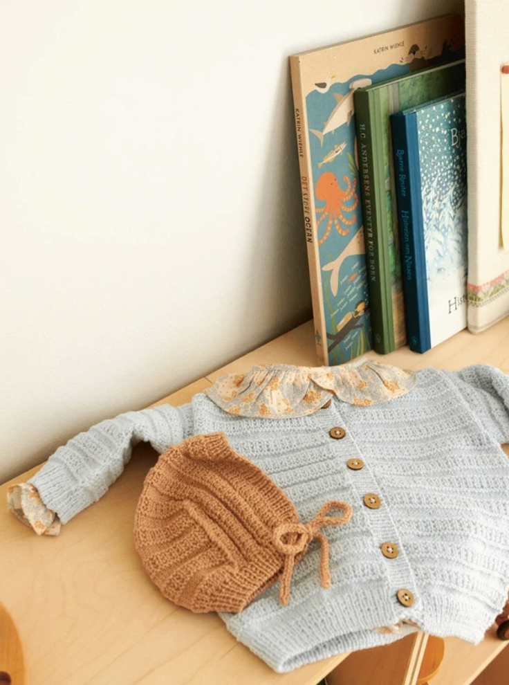 2413 Nr. 4 Fillip Cardigan, Pants & Bonnet