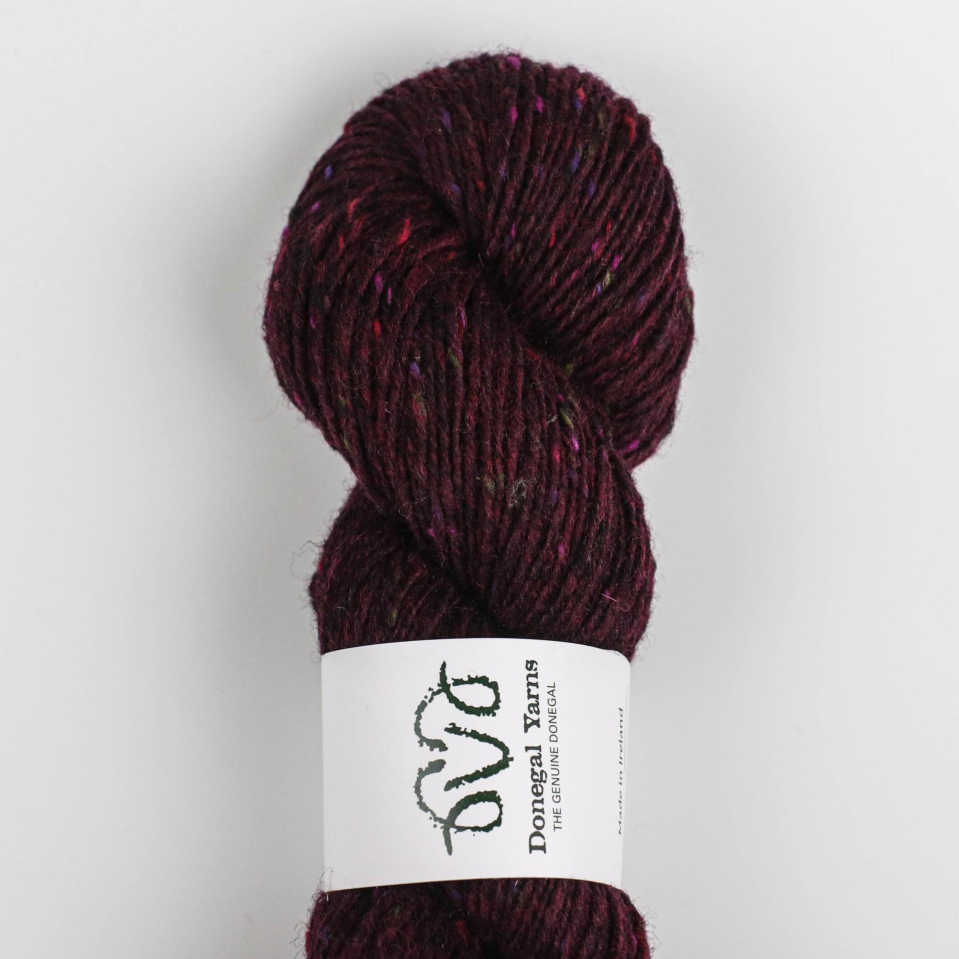 Lækker Donegal Tweed i bordeaux kan bruge som alternativ til Aran Tweed fra Isager