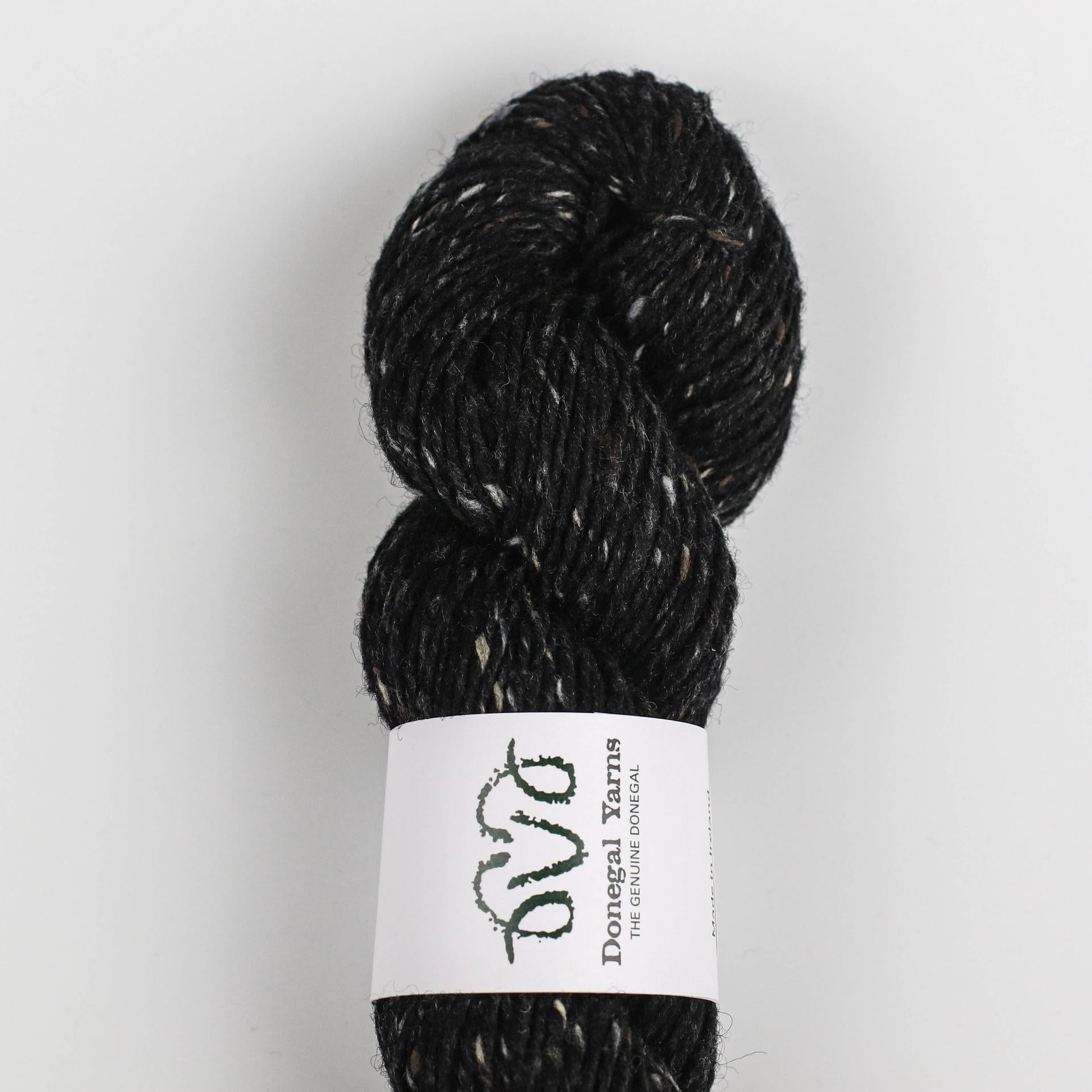Lækker Donegal Tweed sort med lysenister kan bruge som alternativ til Aran Tweed fra Isager