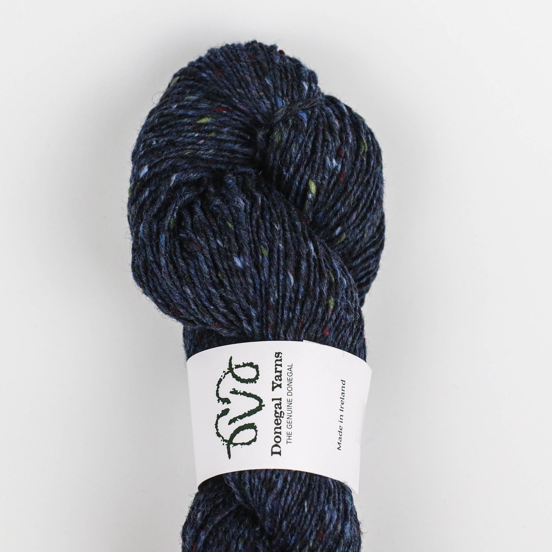 Lækker Donegal Tweed i mørkeblå kan bruge som alternativ til Aran Tweed fra Isager