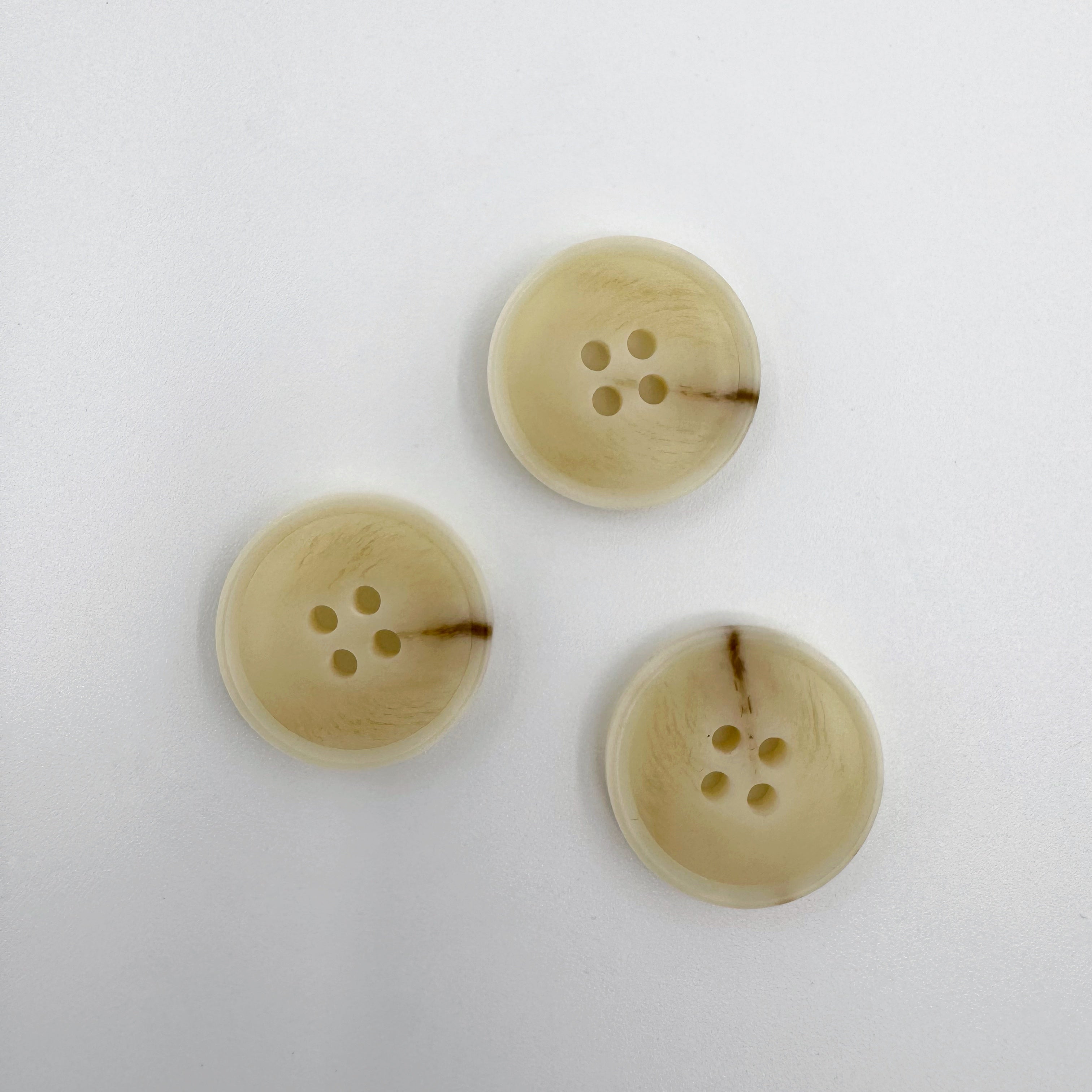 Beige cremefarvet knap i hornlook til strik