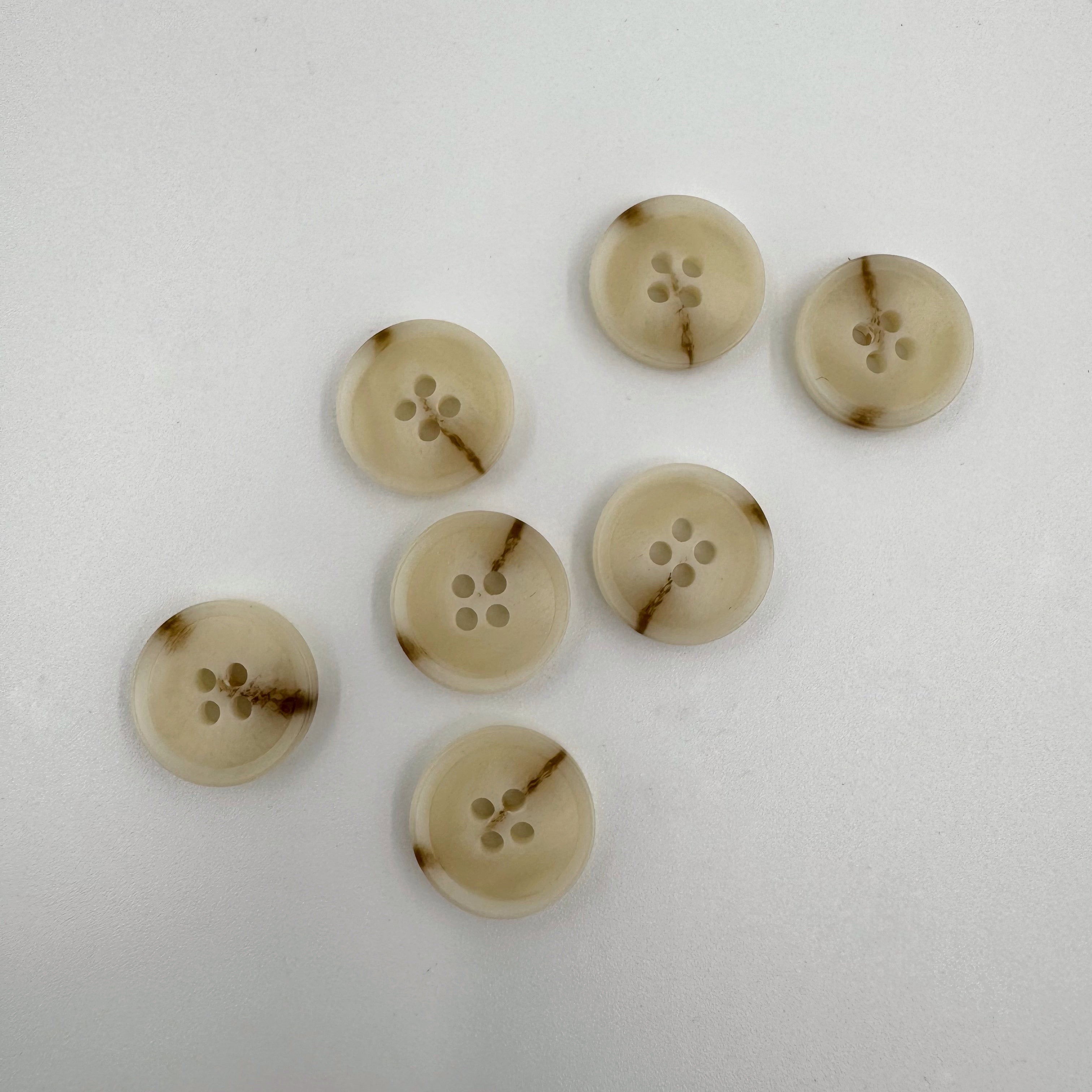 Beige cremefarvet knap i hornlook til strik