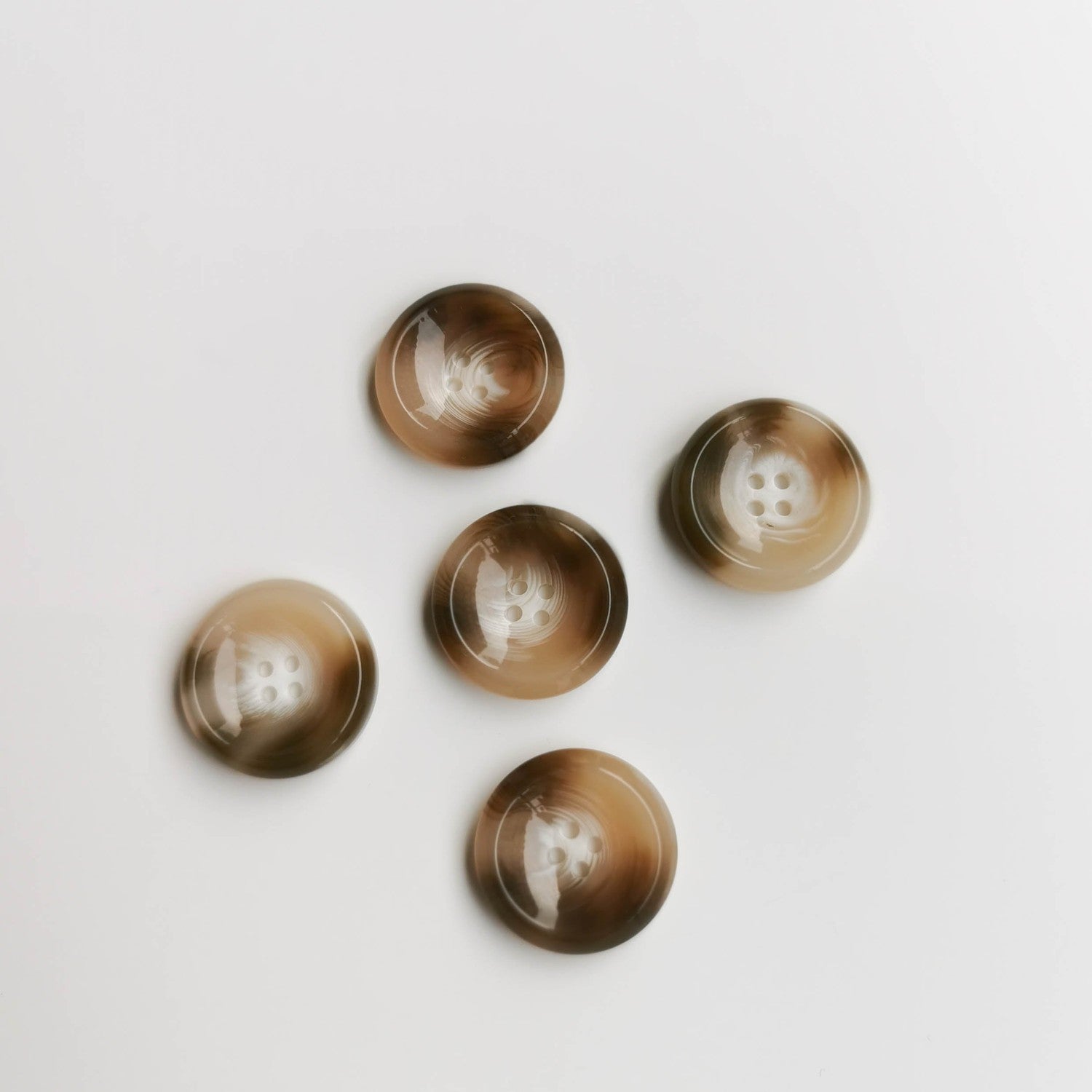 (K80) Chunky lysebrun plastknap i hornlook - 25 mm