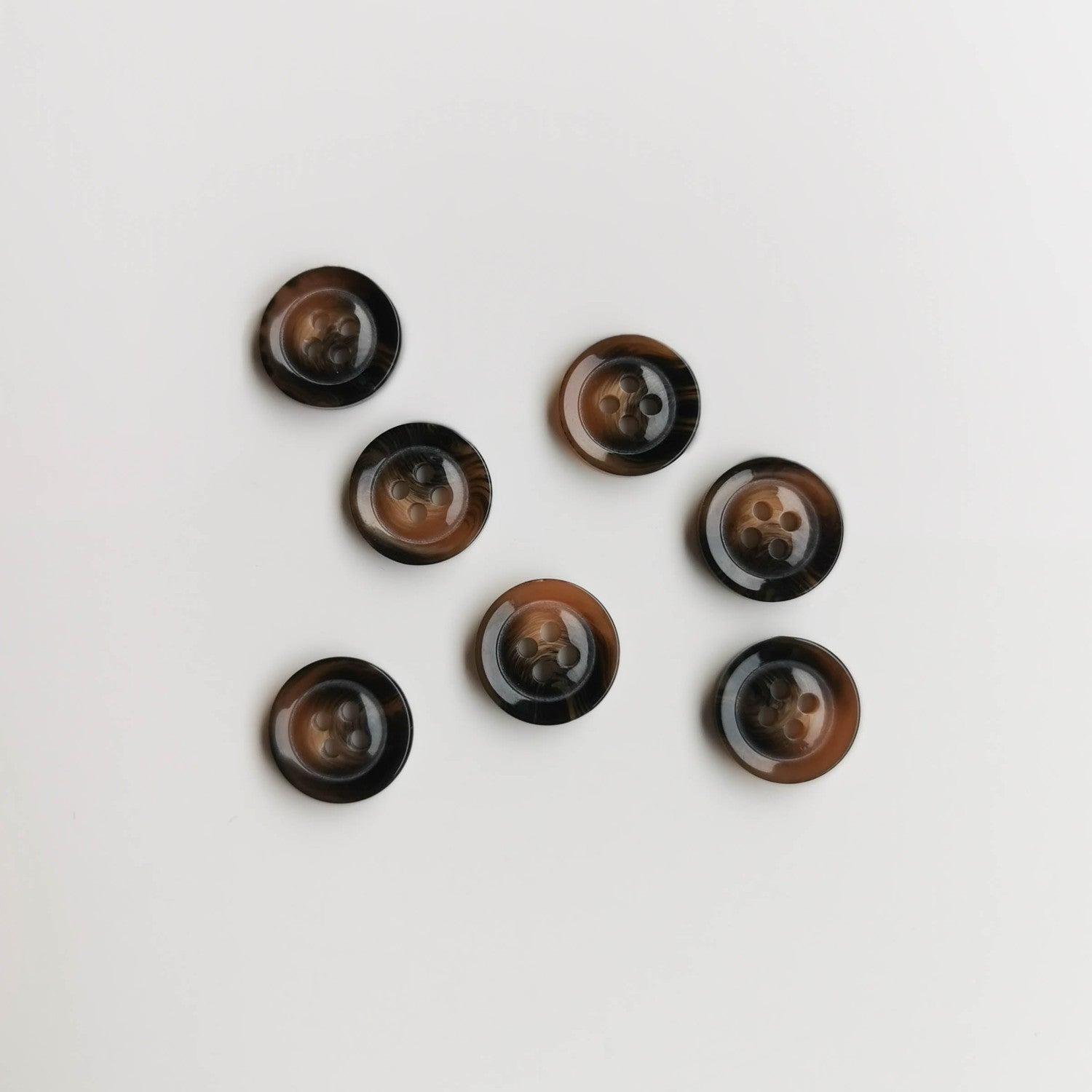 (K83) Mørkebrun plastknap i hornlook - 15 mm