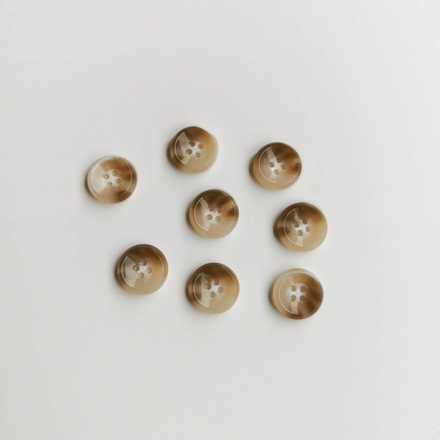 (K84) Chunky lysebrun plastknap i hornlook - 15 mm