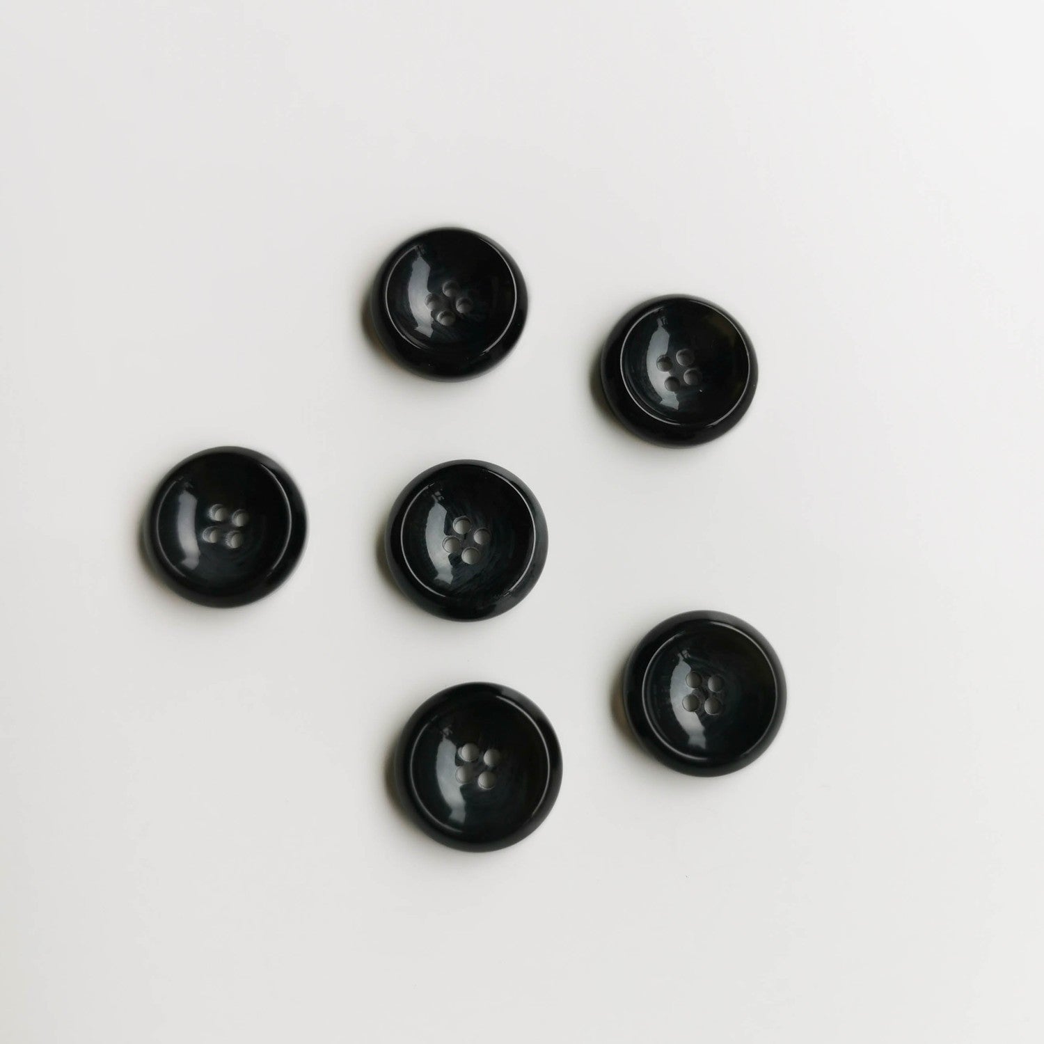 (K87) Chunkysort plastknap i hornlook - 21 mm