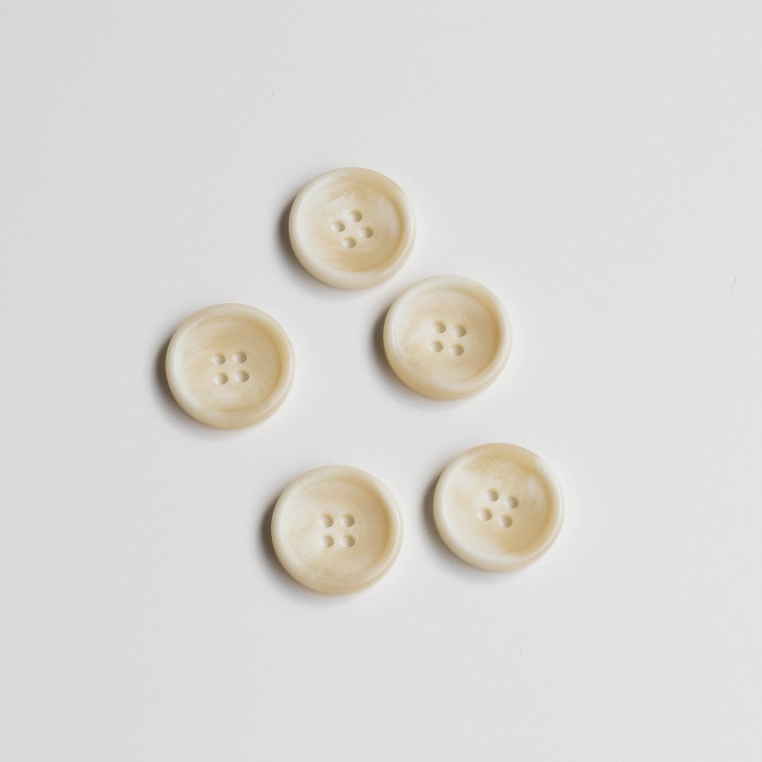 (K57) Lys plastknap i elfenbenslook - 23 mm