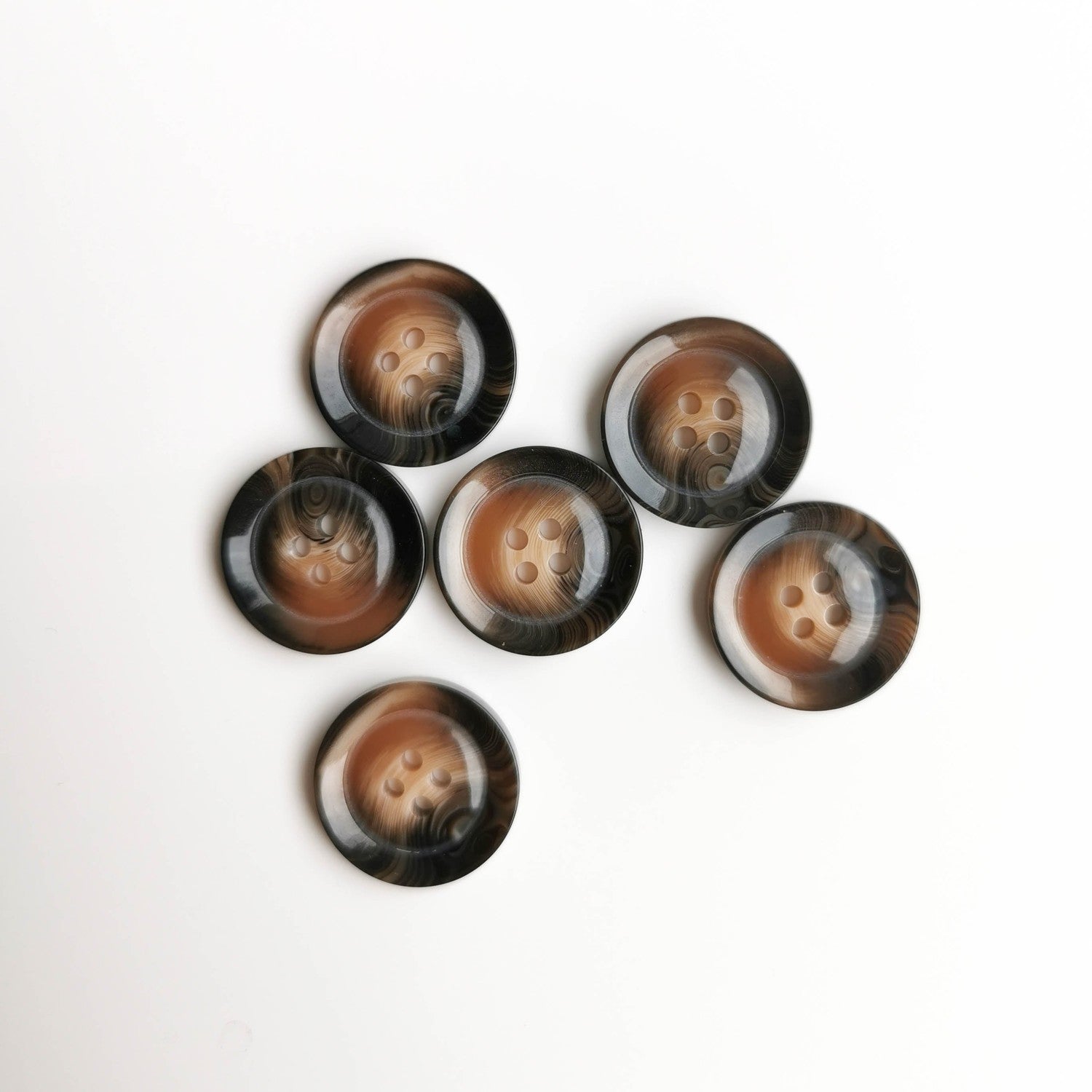 (K32)Chunky mørkebrun plastknap i hornlook - 22 mm