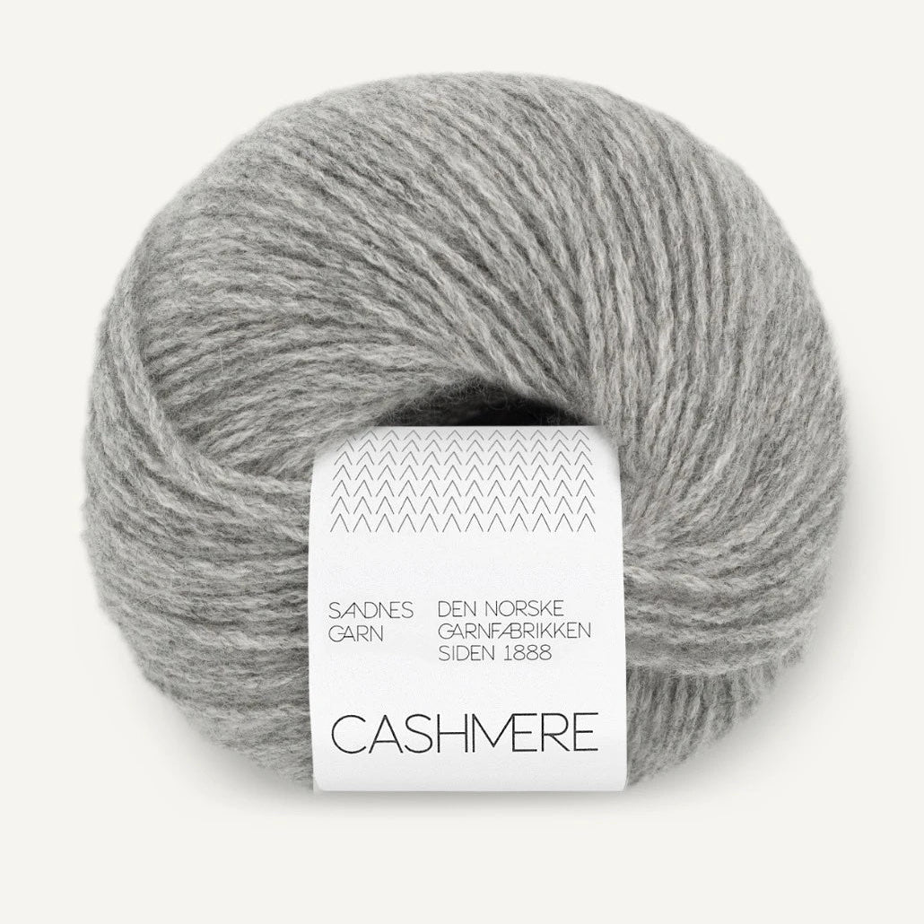 Sandnes Cashmere garn grå meleret til Petra Polo fra PetiteKnit