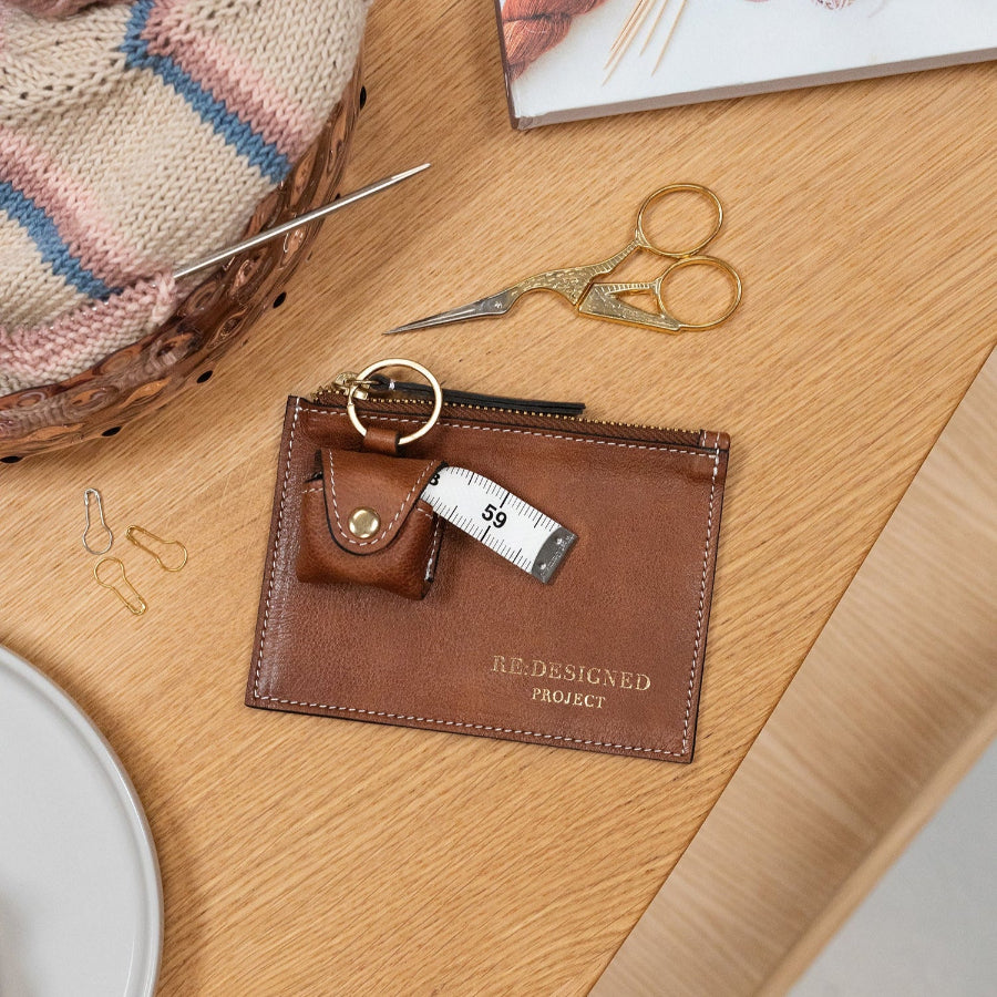 Re:Designed Tilbehørspung - Lille (Project 6 - Walnut/Gold)