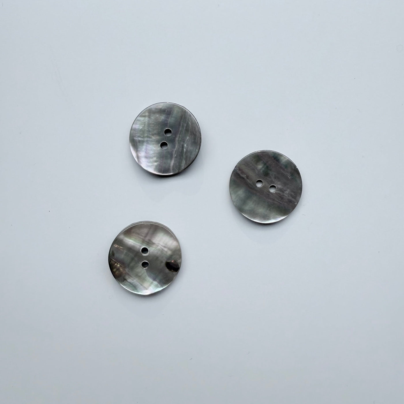 (K205) Lys perlemorsknap - 23 mm.