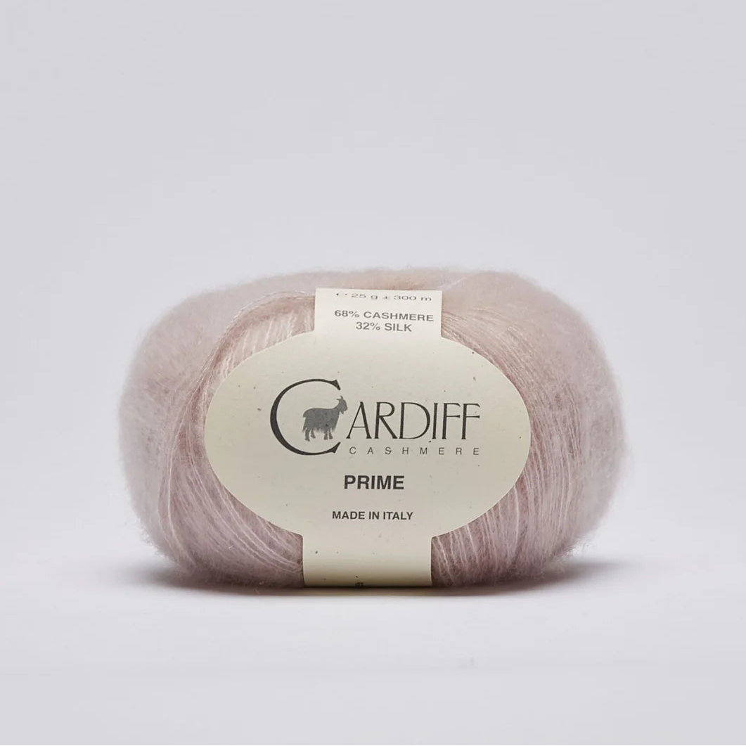 Prime fra Cardiff Cashmere i lys beige. Børstet cashmere og mulberry silke. Et godt alternativ til mohair.