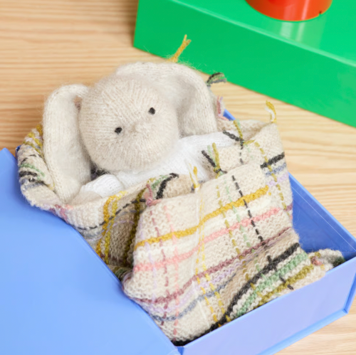 Harepus strikkekit, kanin fra Rauma og Aftenstrikk. Med garn og opskrift