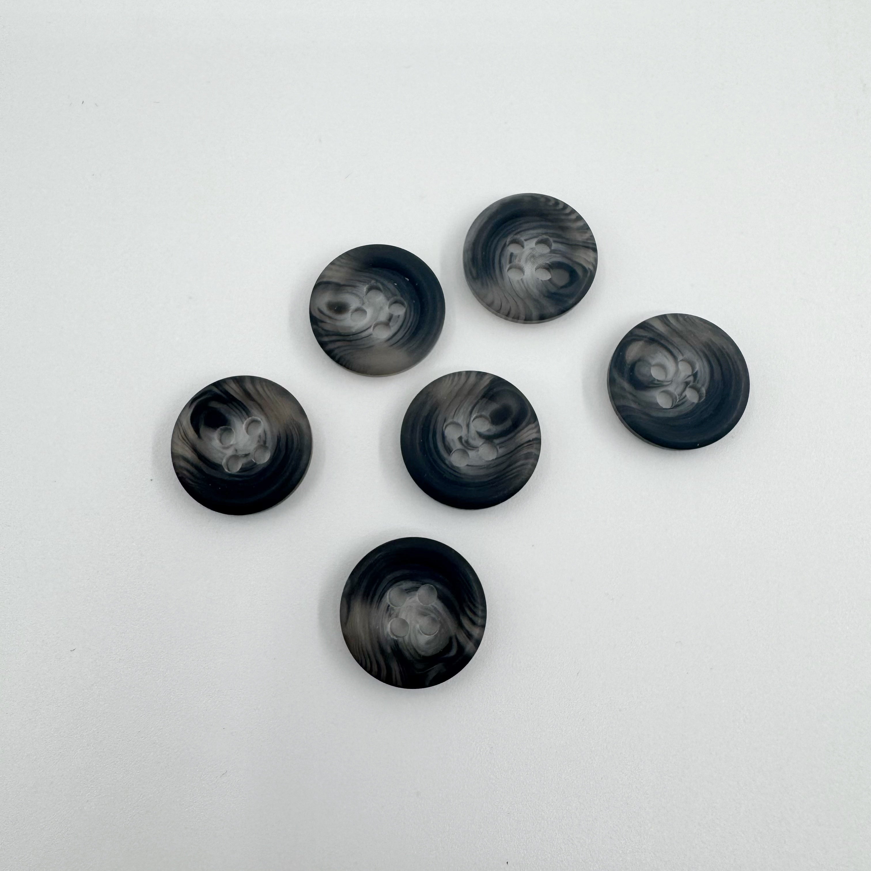 (K327) Gråmeleret knap i hornlook - 15 mm