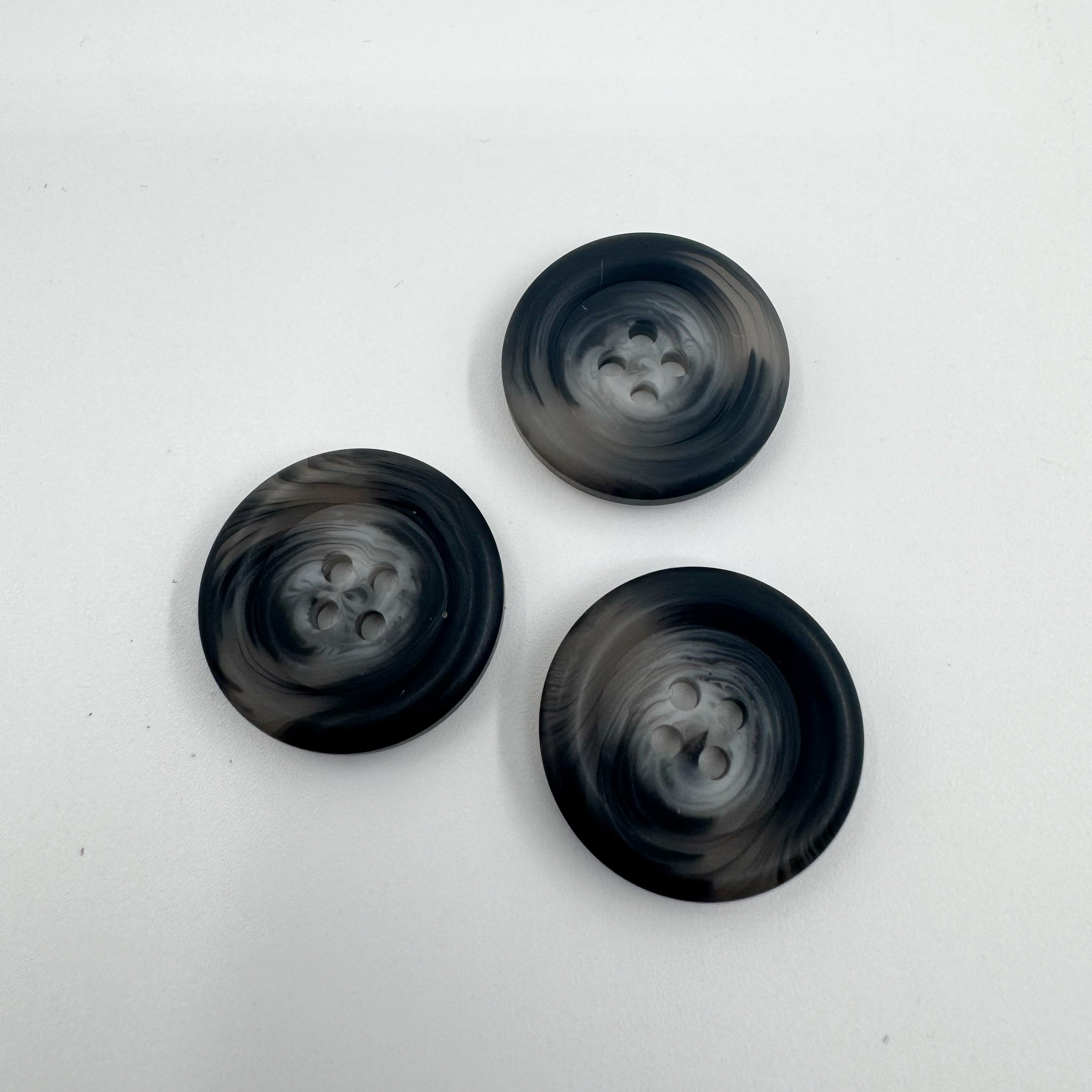 (K326) Gråmeleret knap i hornlook - 23 mm