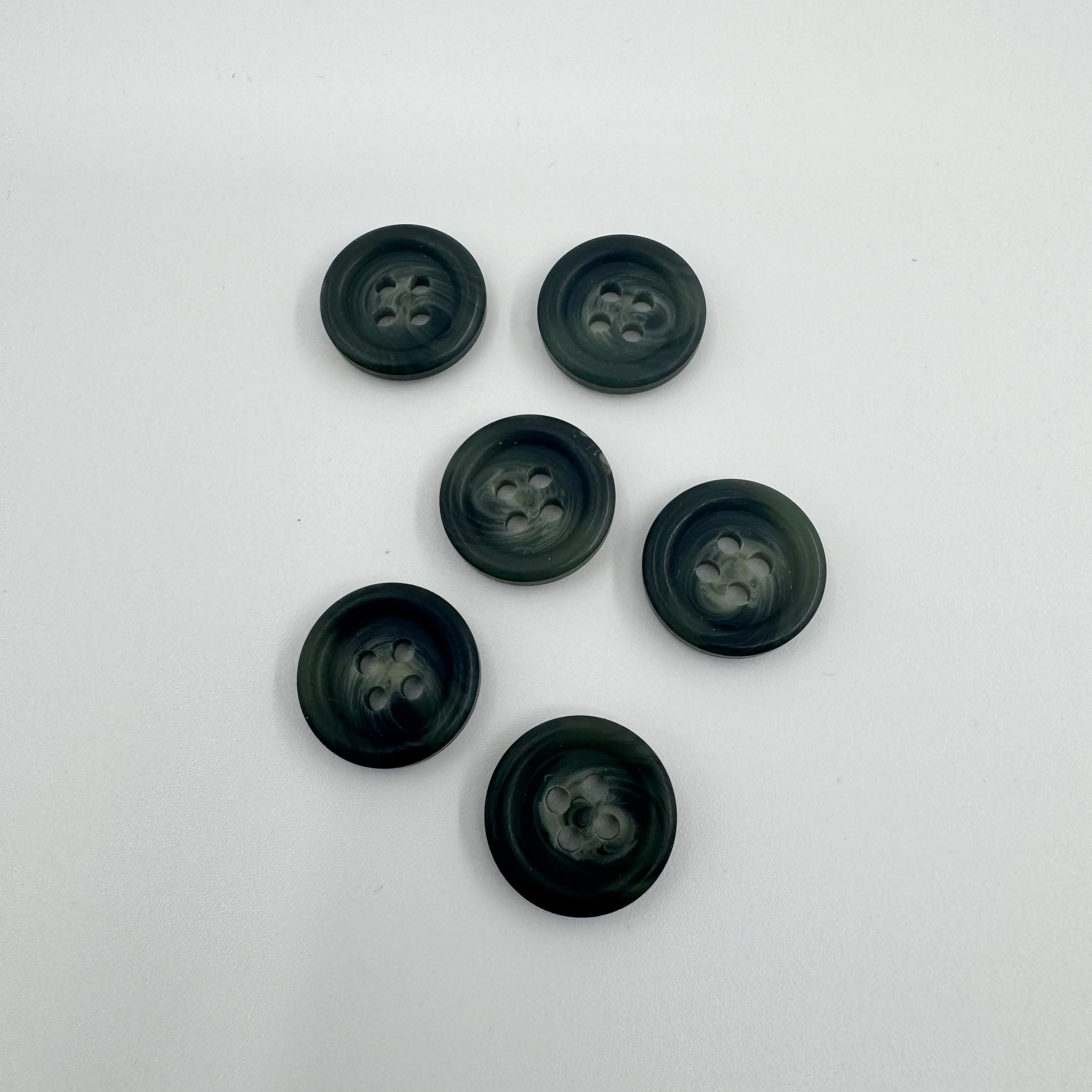 (K328) Grønmeleret knap i hornlook - 15 mm