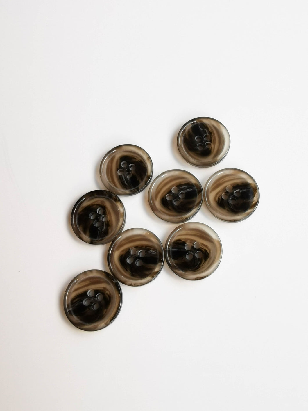 (K20) Gråbrun plastknap i hornlook - 18mm